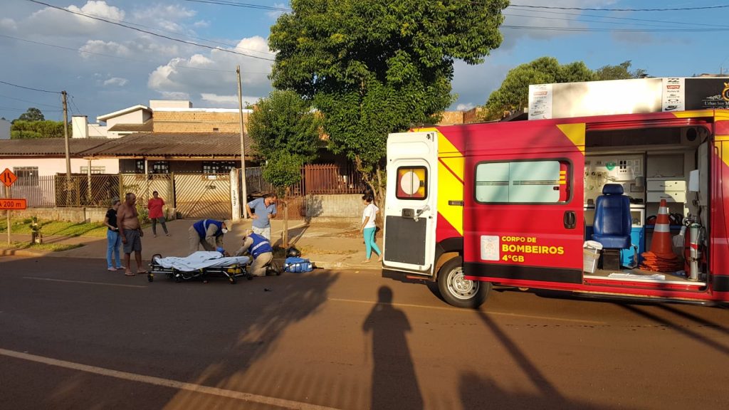 Homem é socorrido pelo Siate após acidente com moto na Rua Áustria, no Cascavel Velho