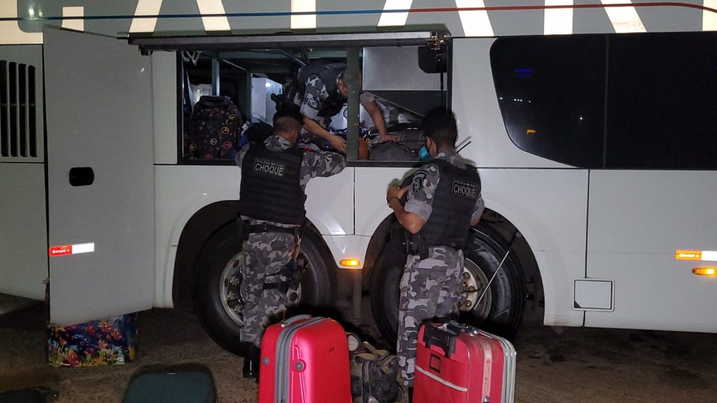 Iniciando os trabalhos de 2022, Grupo de Operações com Cães do Choque faz fiscalizações a ônibus na rodoviária e Av. Tancredo Neves