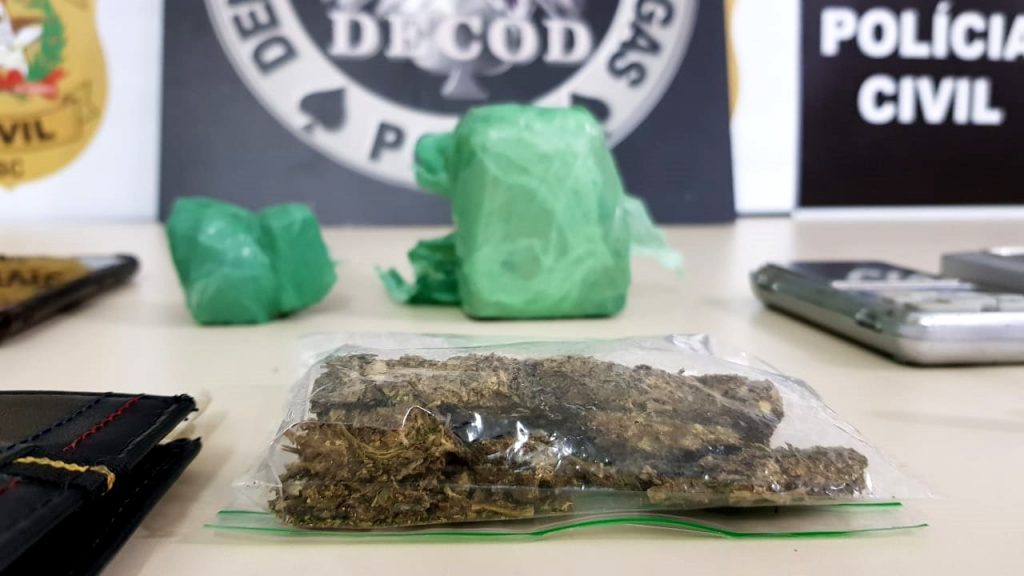 Em Florianópolis, ação da Polícia Civil apreende droga e munições