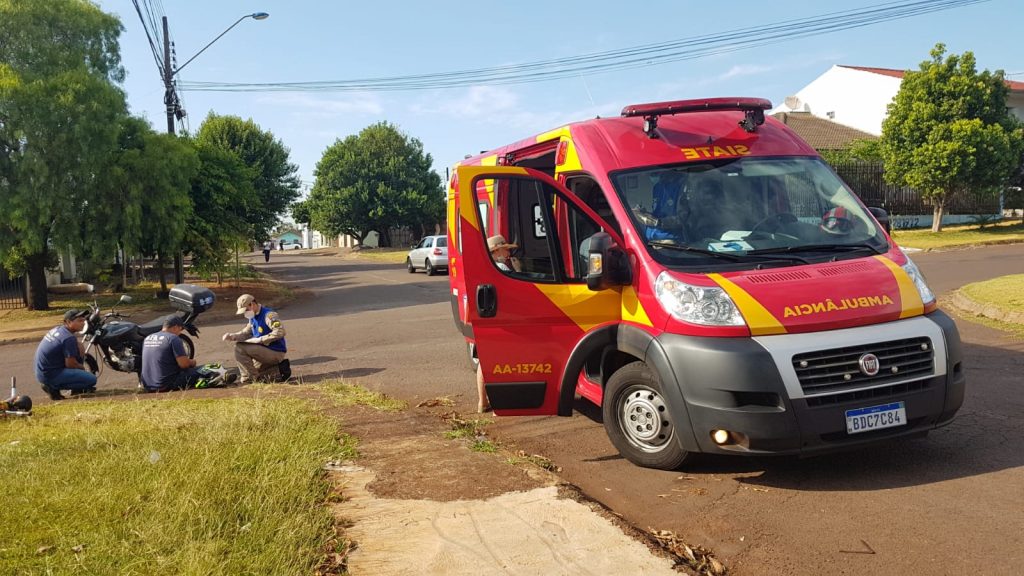 Duas pessoas ficam feridas após colisão entre moto e bicicleta no Bairro Guarujá, em Cascavel