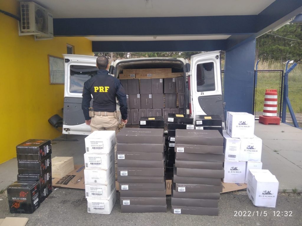 PRF apreende furgão carregado de vinhos argentinos em Balsa Nova (PR) PRF apreende furgão carregado de vinhos argentinos em Balsa Nova (PR)
