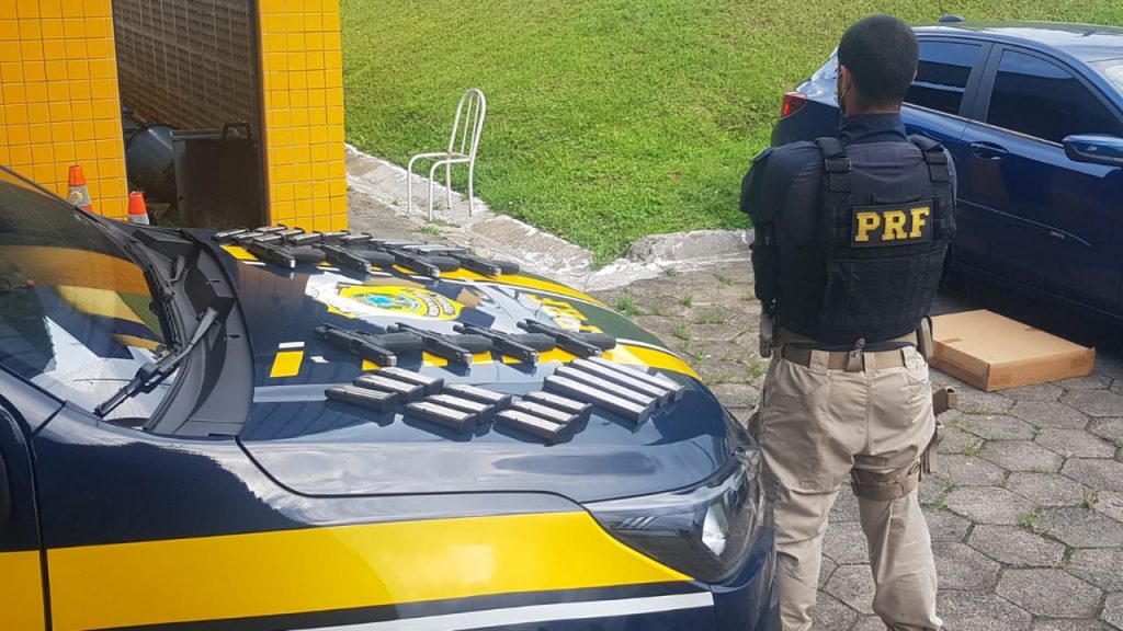 PRF apreende grande quantidade de pistolas automáticas na Régis Bittencourt PRF apreende grande quantidade de pistolas automáticas na Régis Bittencourt