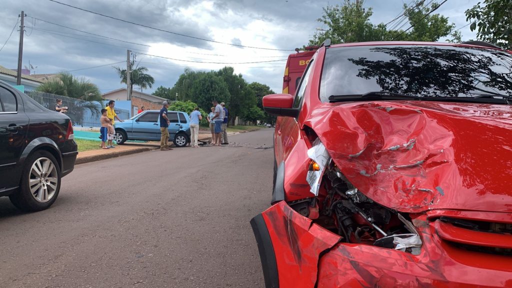 Mulher fica ferida em colisão entre carros no Santa Cruz
