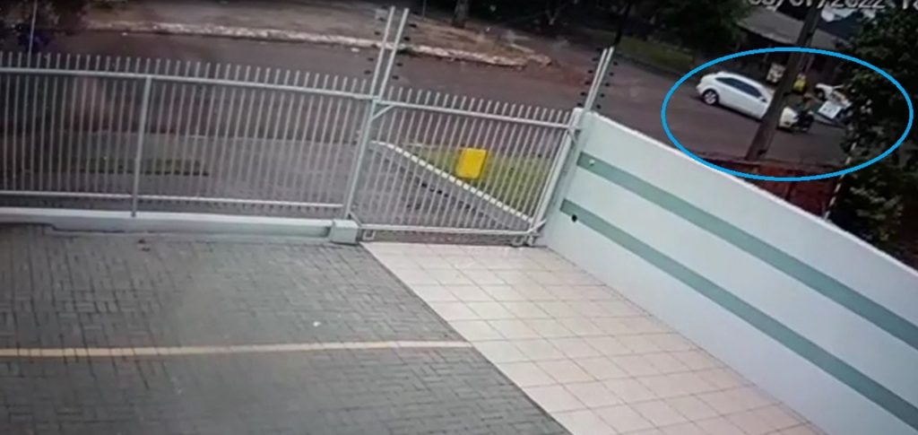 Câmera flagra colisão entre carro e moto no Universitário
