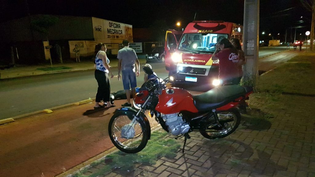 Ocupantes de moto sofrem queda após atropelamento de cachorro no Bairro Santa Cruz; animal morreu