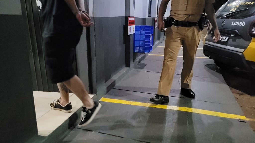 Em fuga, motociclista percorre várias vias, acessa rua sem saída e acaba detido pela PM; ele possuía mandado de prisão