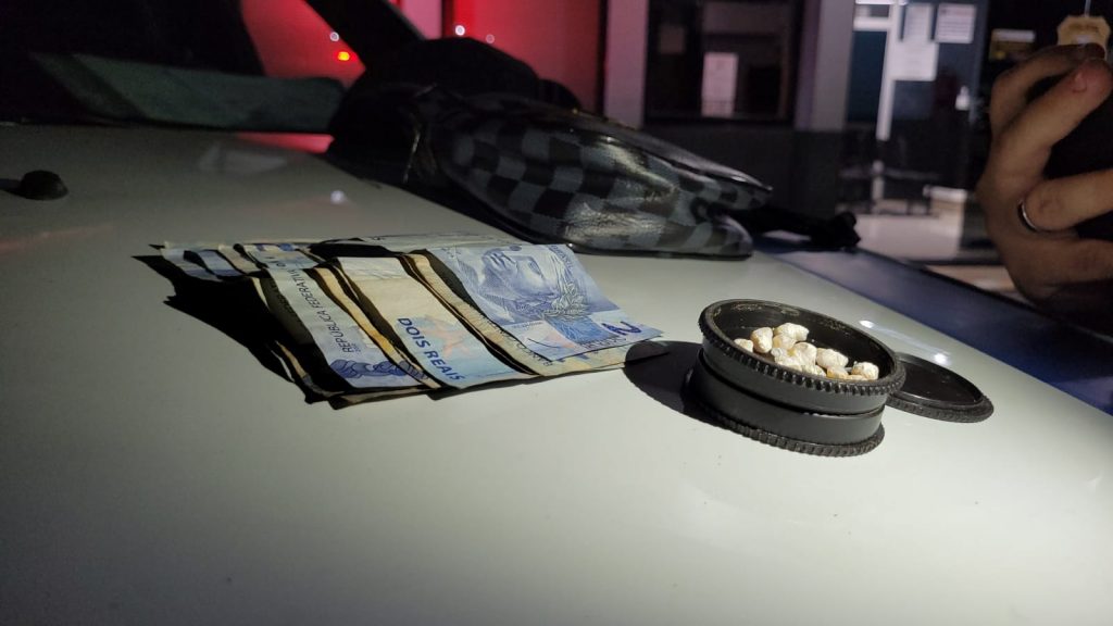 Em ação na Praça da Bíblia, GM flagra jovem com 15 pedras de crack e quantia em dinheiro