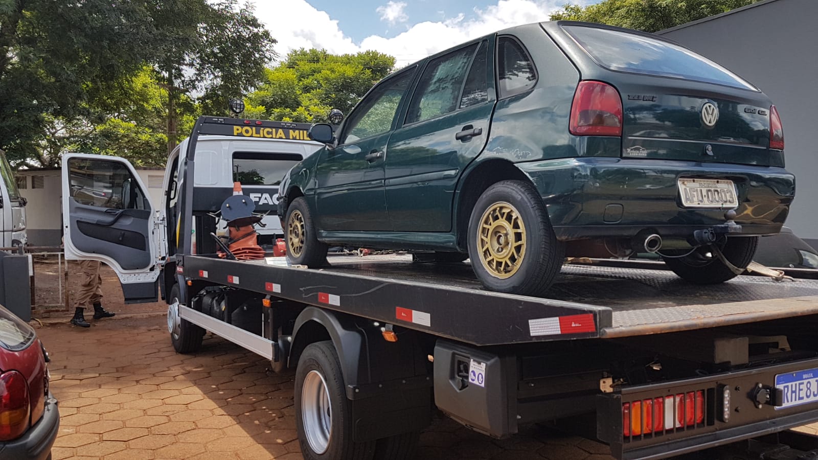Carro que foi levado por ladrões, ontem, é recuperado pela PM
