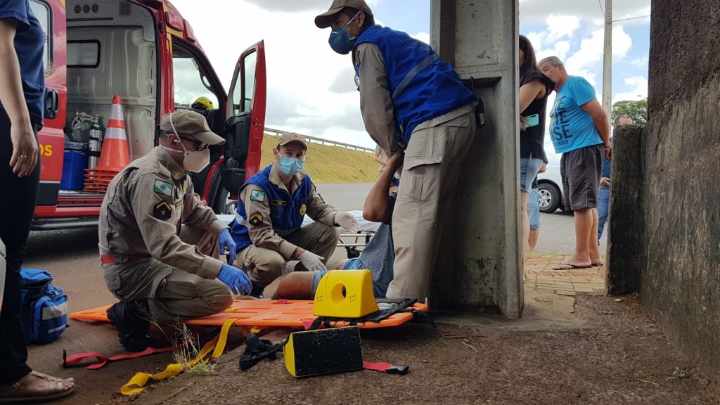 Rapaz fica ferido após colisão de trânsito na marginal da BR-467, em Cascavel