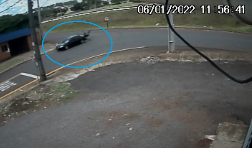 Câmera flagra colisão entre carro e moto na marginal da BR-467