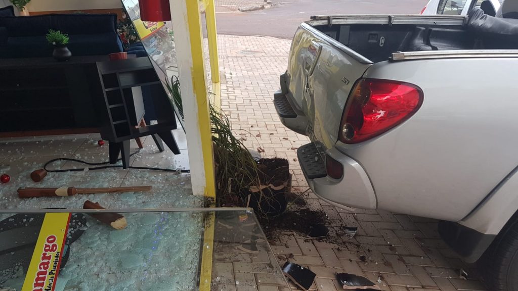 Motorista perde o controle e caminhonete desce de ré e atinge fachada de empresa no Bairro Alto Alegre