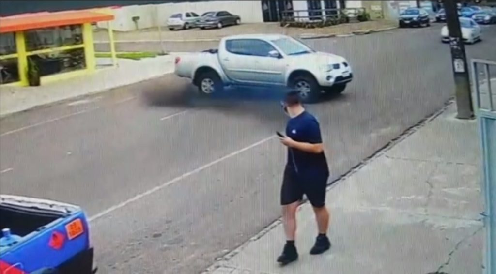 Câmera flagra momento em que caminhonete desce de ré e destrói vidraça de empresa
