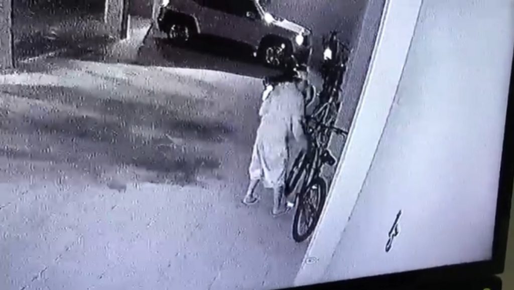 Câmera flagra furto de bicicleta em imóvel na Avenida da Fag