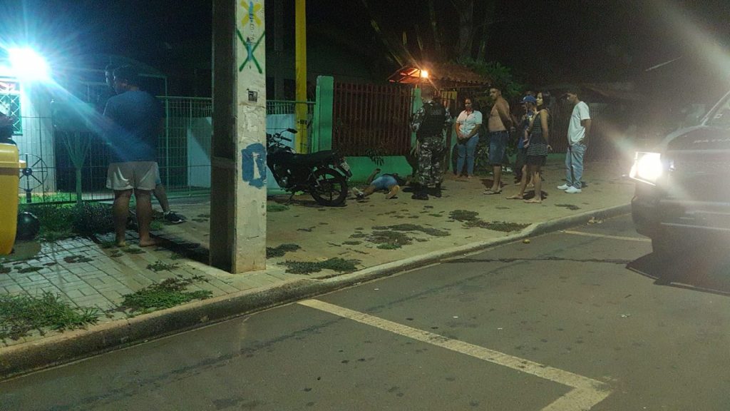 Motociclista fratura o nariz após colidir contra portão de residência no Bairro Santa Cruz