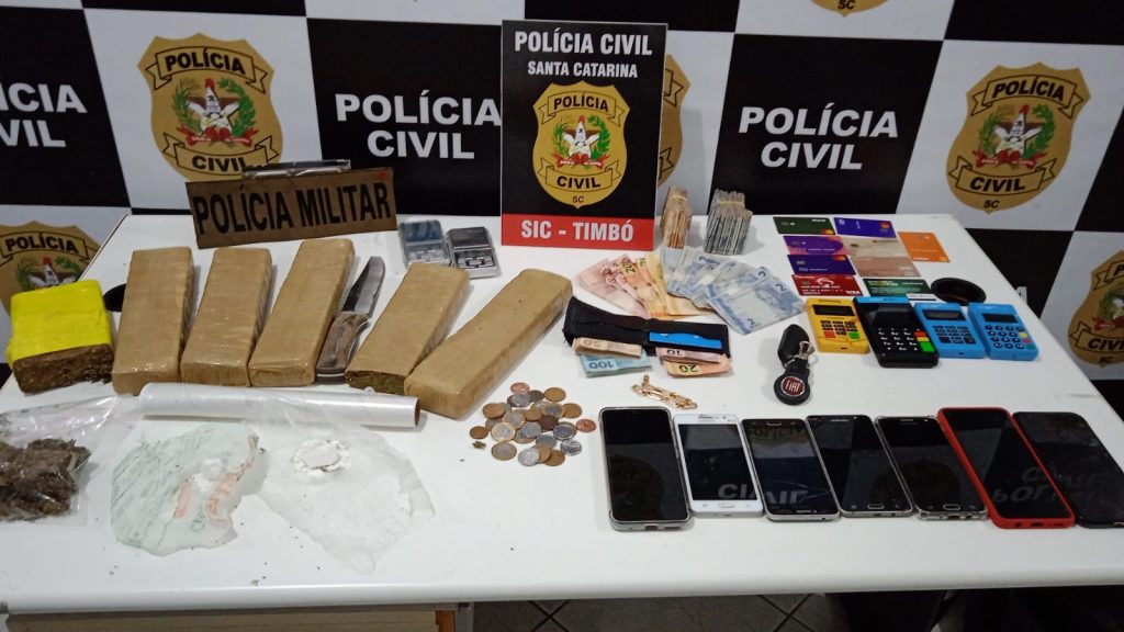 Operação “Drive Thru da droga” realiza apreensões e prisões em Timbó