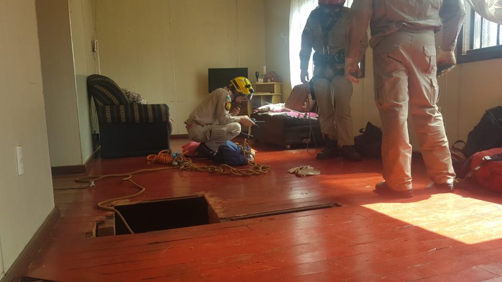 Cachorro cai em fossa desativada e bombeiros capturam animal