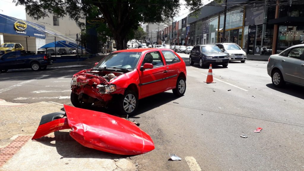 Veículos colidem na Rua Erechim e empresários pedem redutor de velocidade no local