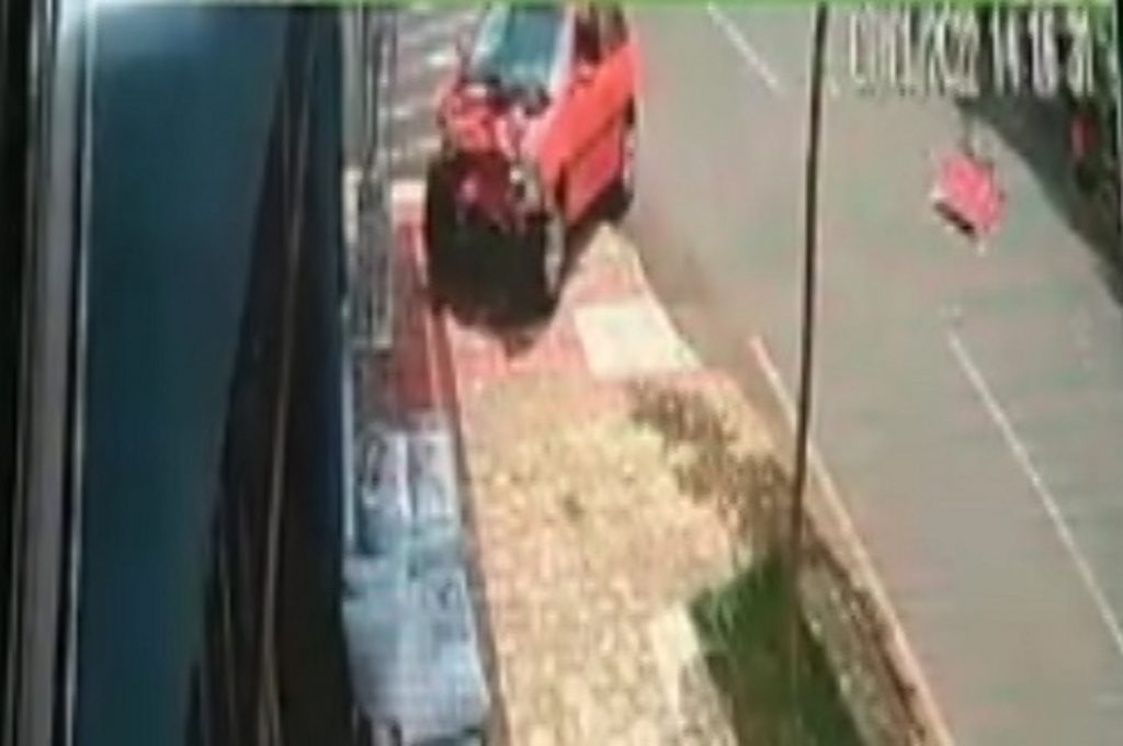 Câmera flagra carro subindo na calçada em colisão de trânsito na Erechim