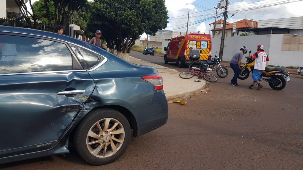 Motociclista quebra o braço em colisão com carro na Rua São Gabriel