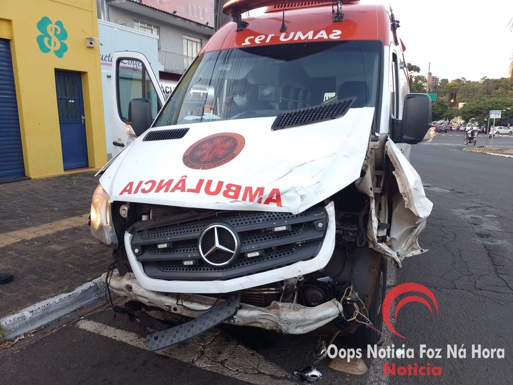 Motociclista fratura a perna em colisão contra ambulância do Samu no Centro de Foz do Iguaçu