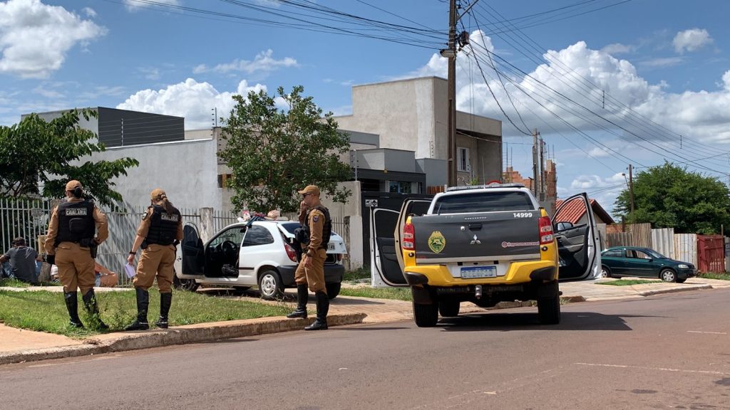 Celta é apreendido em ação da Cavalaria da PM; havia uma denúncia de que teria uma arma de fogo no automóvel