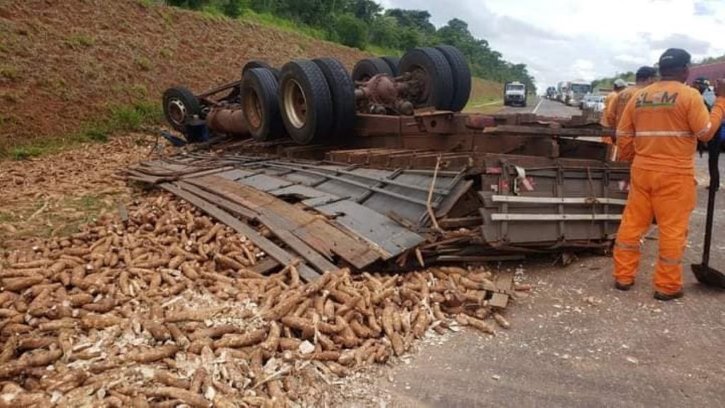 Motorista morre ao tombar caminhão carregado com mandioca na BR-487