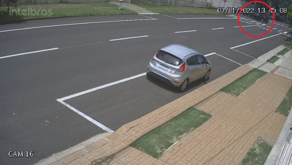 Câmera flagra momento em que carros colidem em cruzamento de vias no Centro de Cascavel