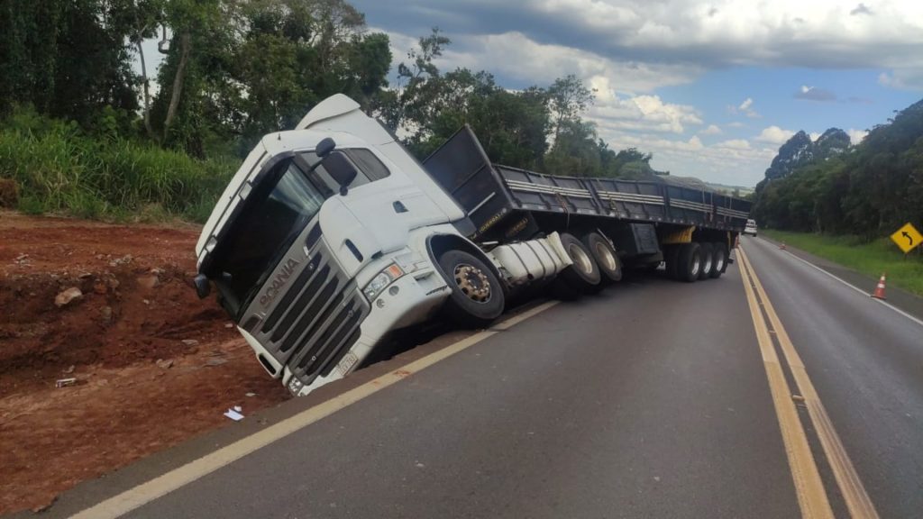 PRF registra acidente com carreta na BR-277, em Catanduvas