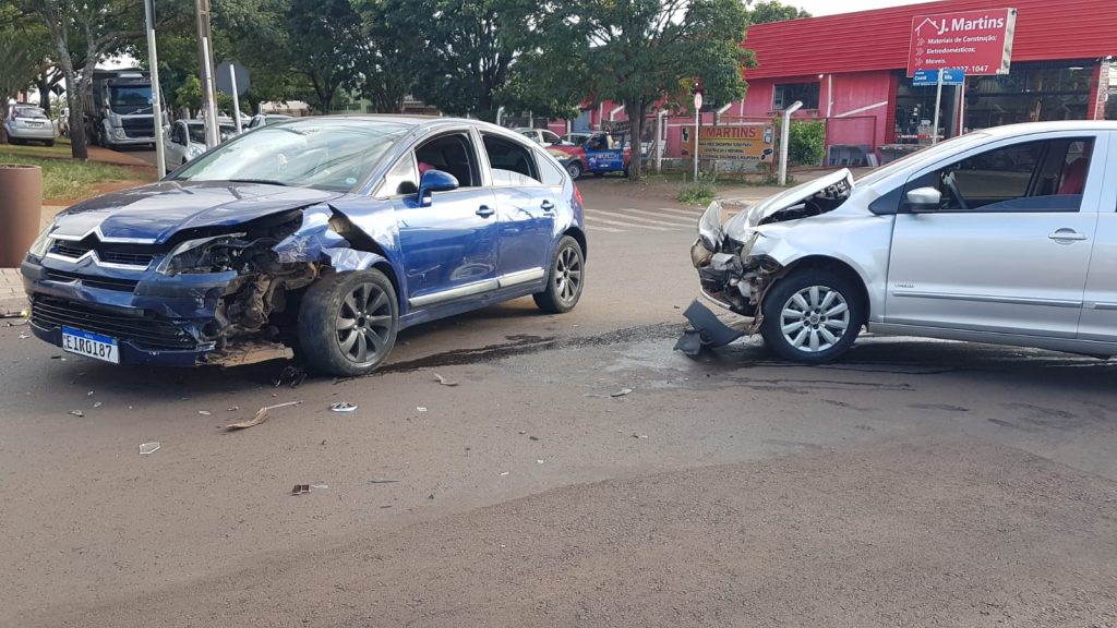 Forte colisão entre carros é registrada no Jardim Veneza; PM foi mobilizada