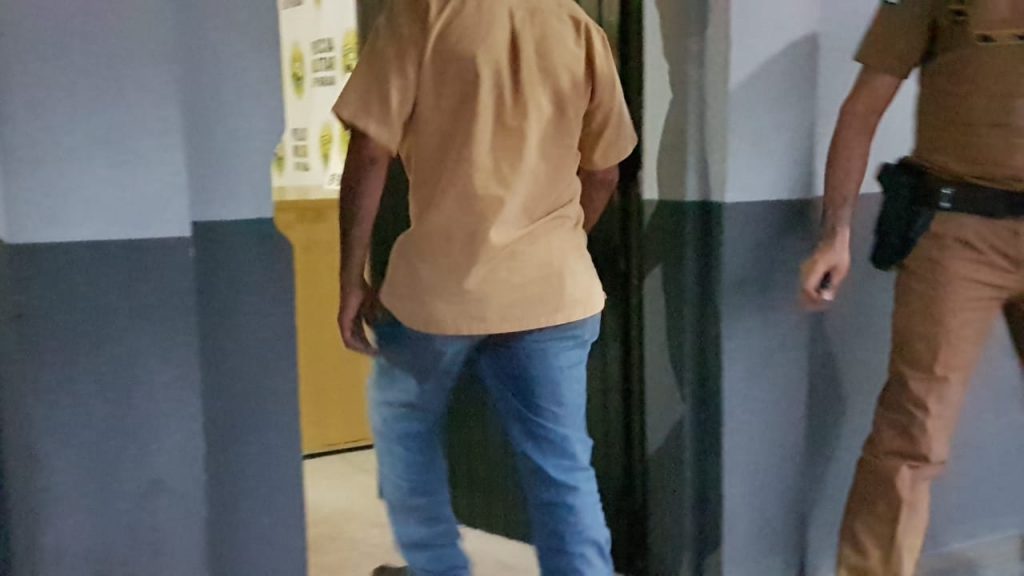 Após bater contra carro estacionado, motorista de Astra é preso por embriaguez ao volante no Bairro Interlagos