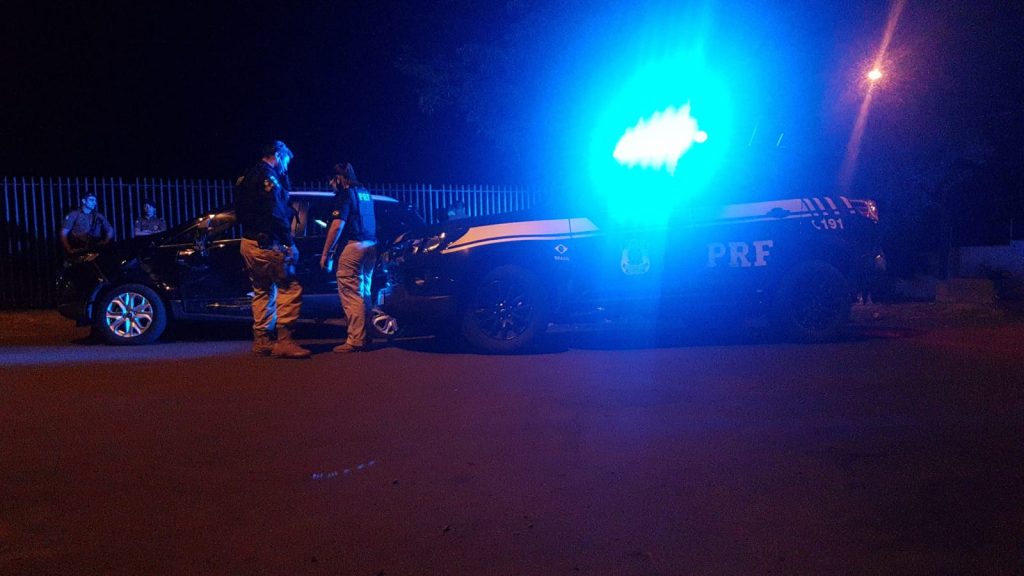 Correria em Cascavel: carro em fuga só para após colidir em viatura da PRF no Bairro Morumbi; quatro foram detidos