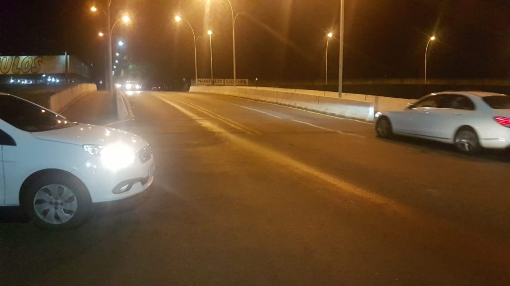 Internautas alertam sobre mancha de óleo na pista da Rua Jacarezinho, próximo ao viaduto da PRc-467