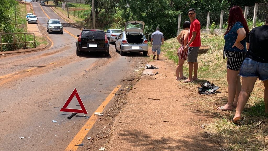 Motociclista perde o controle e colide contra automóvel no Santa Cruz