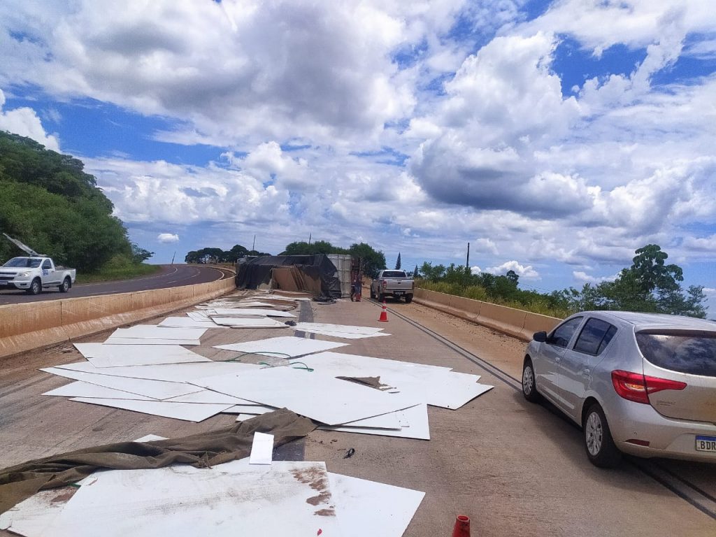 Carreta tomba na BR-163 em Lindoeste e motorista fica ferido