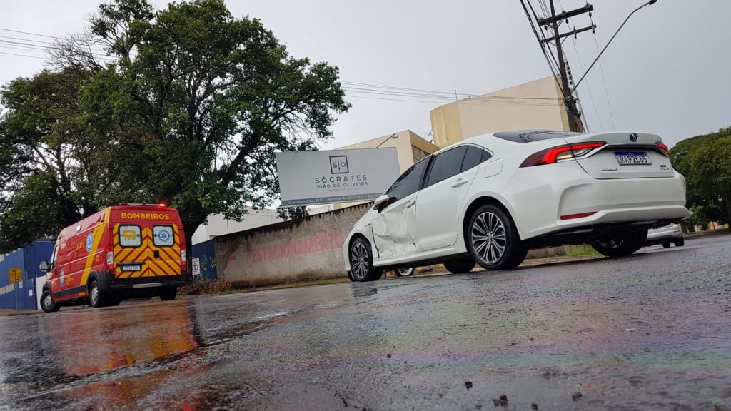 Rapaz fica ferido após colisão entre carro e moto na Rua Rio Grande o Sul, em Cascavel