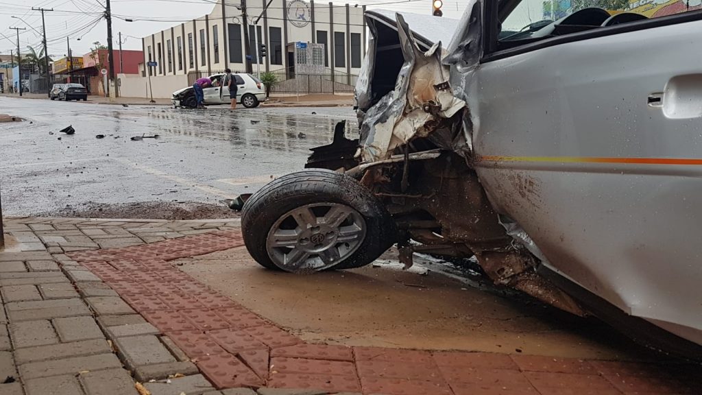 Casal fica ferido após forte colisão de trânsito na Rua Itália, em Cascavel