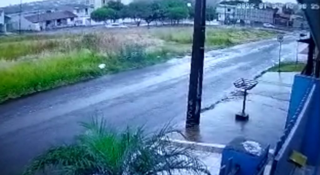 Imagem flagra forte colisão registrada no Bairro Cascavel Velho