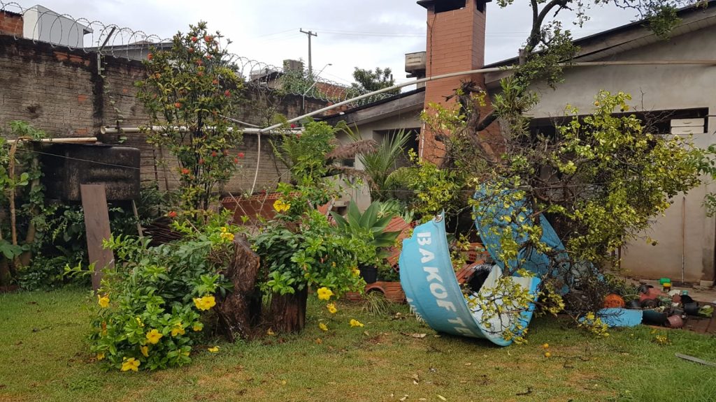 Caixa d’água cai em residência no Bairro Parque São Paulo