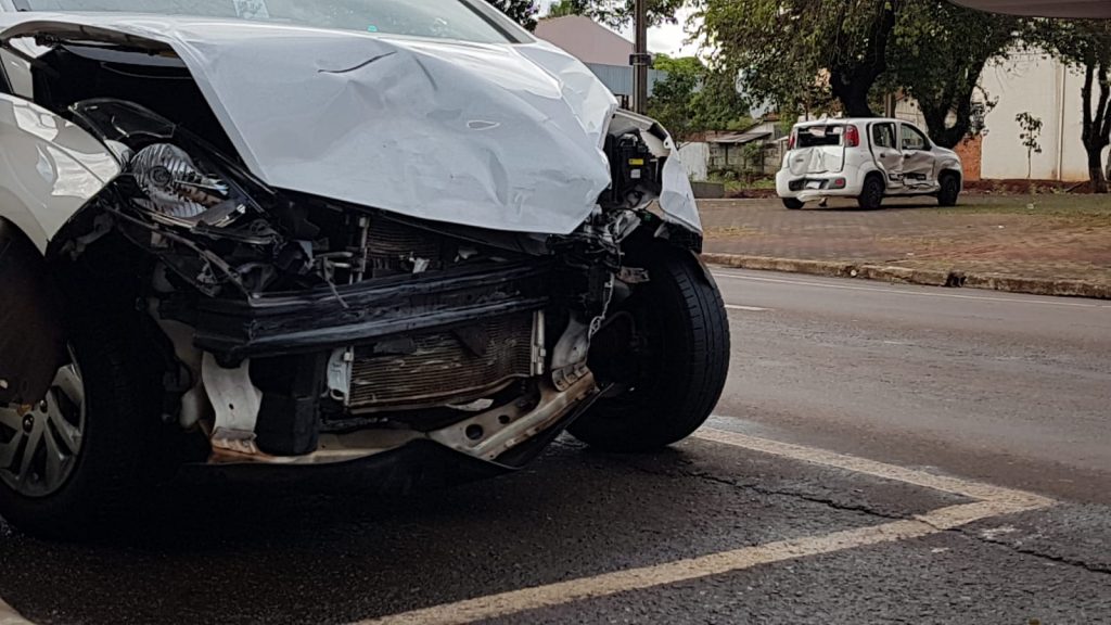 Veículos se envolvem em colisão na Av. Barão do Cerro Azul