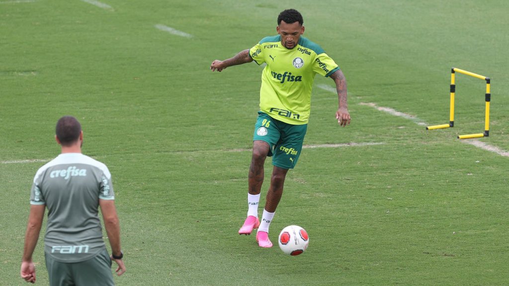 Jailson treina com o grupo pela primeira vez, e Verdão faz trabalhos técnicos no campo