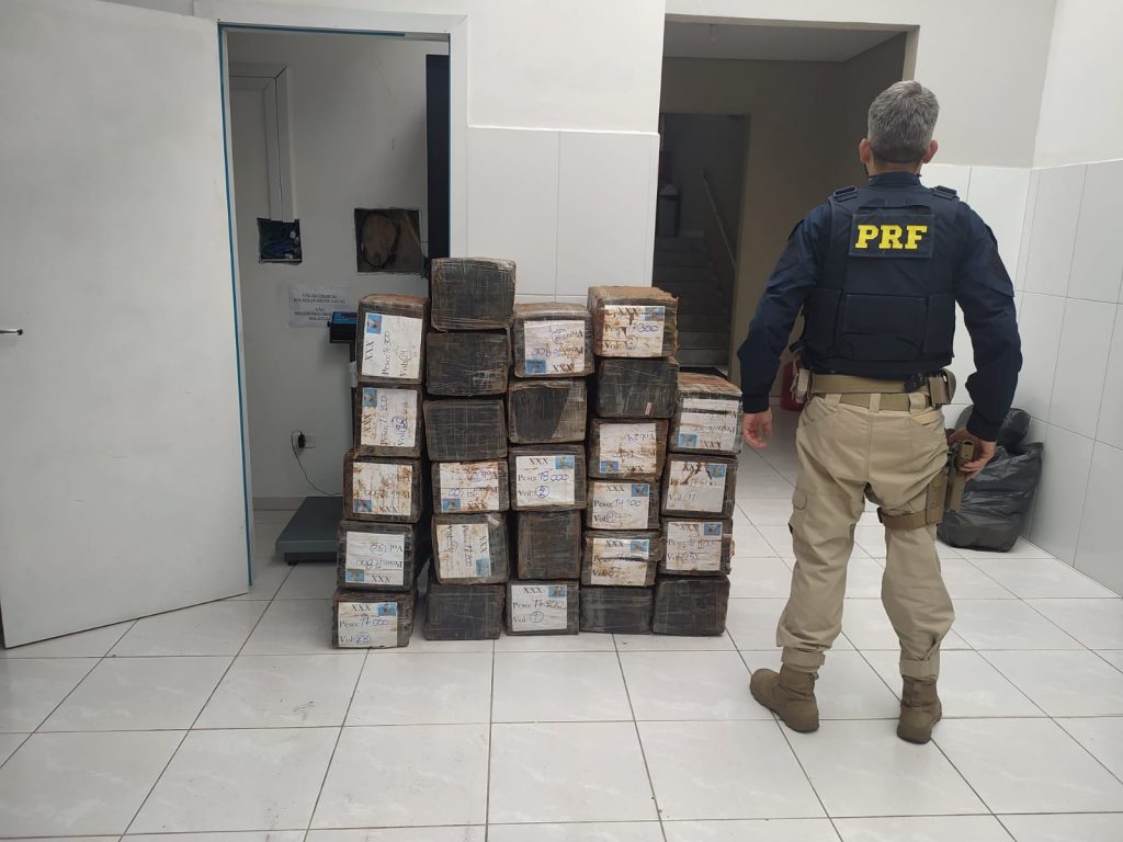 PRF apreende quase meia tonelada de maconha em Curitiba (PR) PRF apreende quase meia tonelada de maconha em Curitiba (PR)