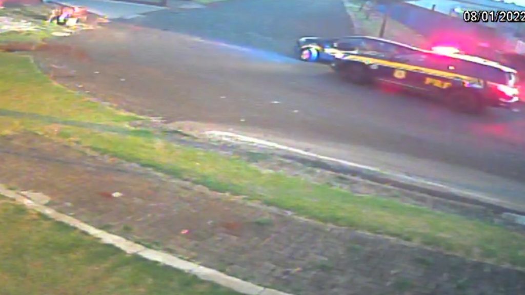 Imagem flagra abordagem da PRF no Bairro Morumbi após manobras perigosas de condutor