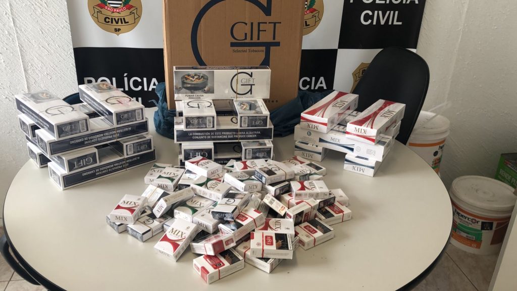 Comerciante é flagrado vendendo cigarros contrabandeados