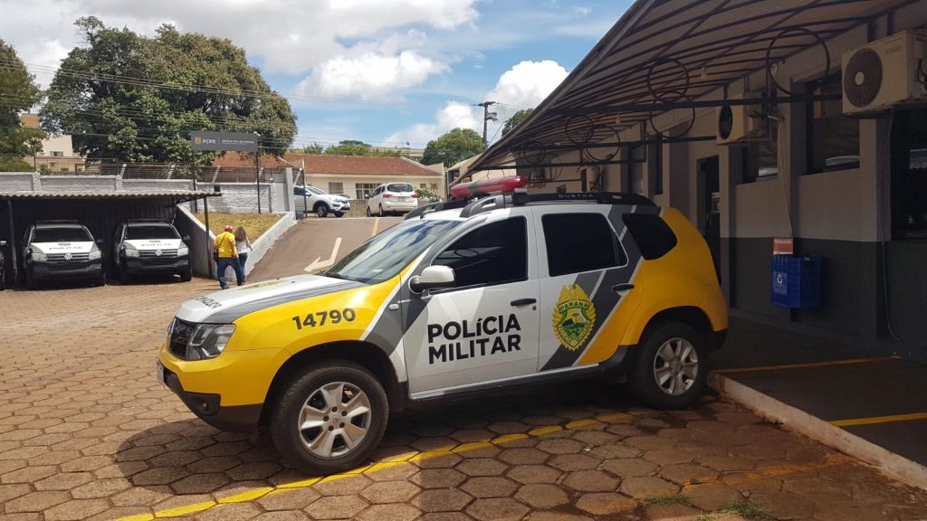 Rapaz é preso acusado de agredir a mãe em Santa Tereza do Oeste e levado à delegacia de Cascavel