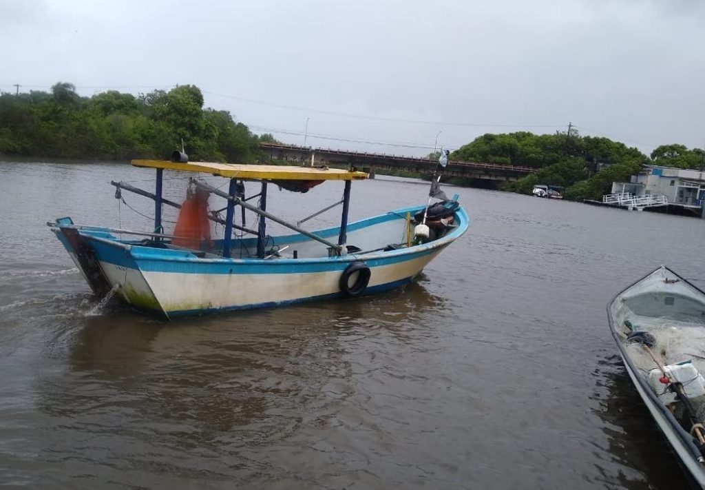 Embarcações e redes usadas em pescas irregulares são apreendidas em Itanhaém