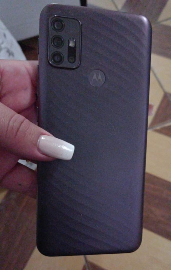 Celular Moto G10 foi perdido com CHN na capinha; oferece-se recompensa