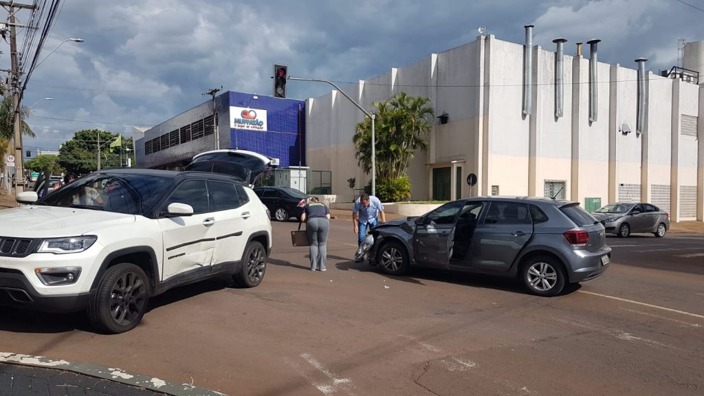 Polo e Compass colidem em cruzamento de vias no Bairro Neva