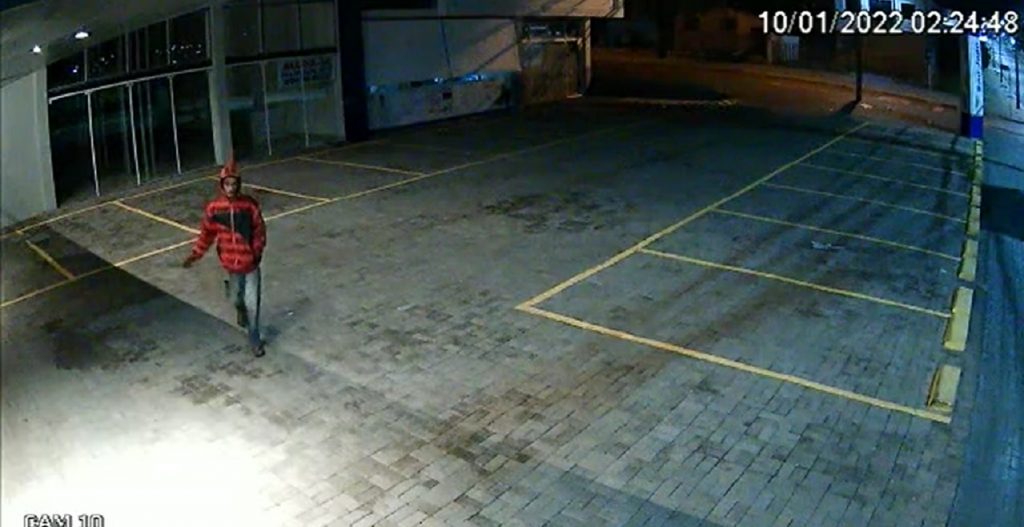 Câmera flagra furto de fios em imóvel no Floresta