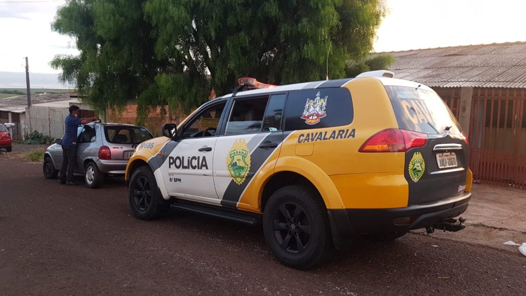 Corsa furtado é achado pelo dono em via pública; Cavalaria é mobilizada e identifica um segundo carro furtado no mesmo local