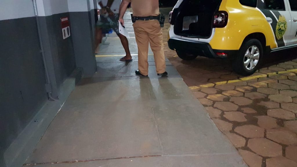 Acusado de agredir a companheira com empurrões e puxões de cabelo, homem é detido pela PM